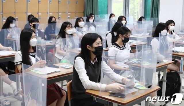 5月20日，韩国大田某高三学生隔着挡板上课。（news 1）