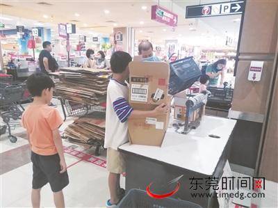 ▲汇一城永旺超市，市民使用超市提供的免费纸皮箱打包见习记者陈美任摄