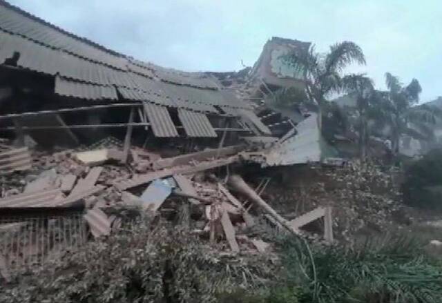 印度西部一建筑倒塌或有约200人被困