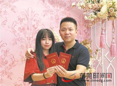 ▲刚领结婚证的阮先生和陈小姐本版图片均由记者赵浛锐摄
