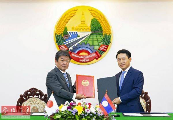 日本外相茂木敏充（左）8月23日在万象与老挝外长沙伦赛·贡马西签署合作文件。（来源：欧洲新闻图片社）