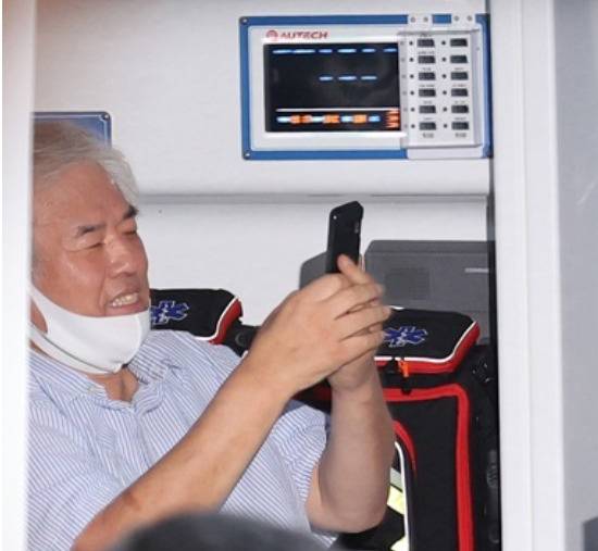 全光勋确诊后，在救护车上开心玩手机（韩联社）