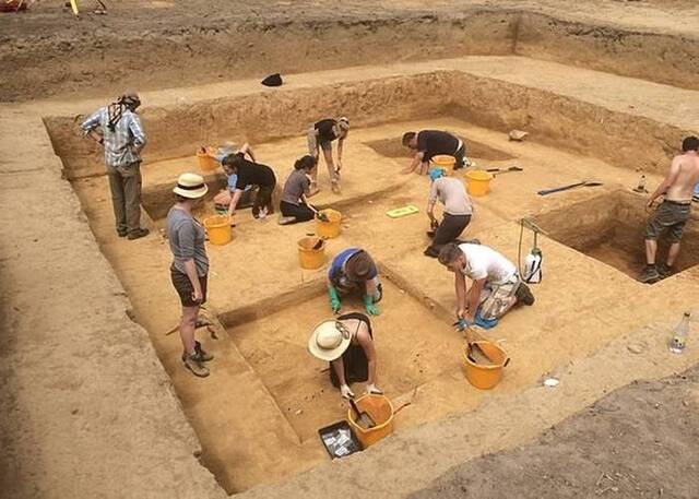 英国王家属地泽西岛莱斯瓦兰出土1.5万年前石块是不列颠群岛最古老艺术品