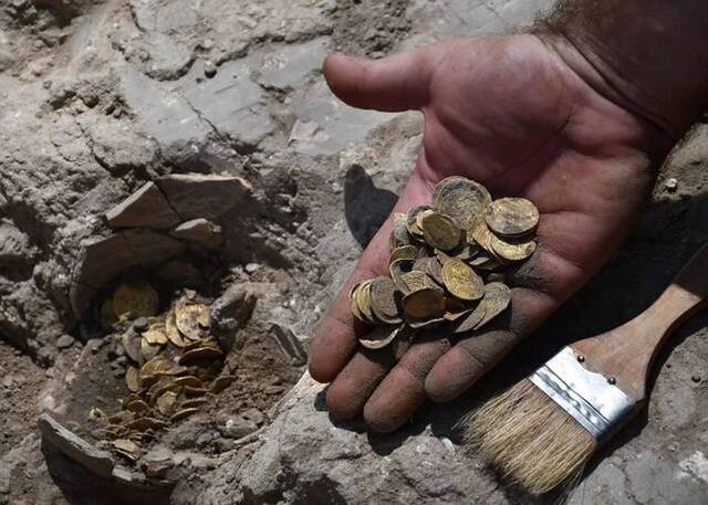 以色列西部城市亚夫内地下出土逾400枚千年金币远溯9世纪阿拉伯帝国