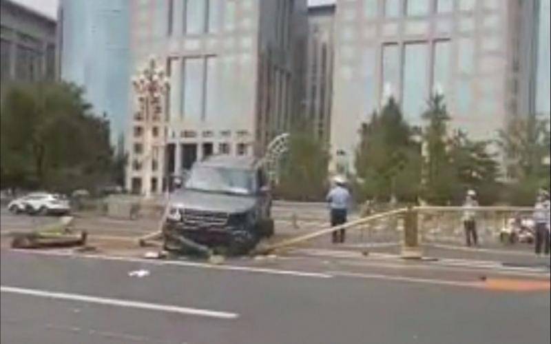 北京一越野车撞倒长安街护栏 交警通报：司机未酒驾毒驾