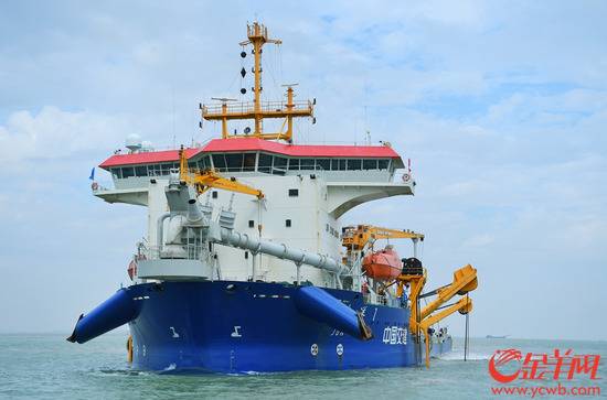 在广州港深水航道拓宽工程现场，“浚洋1”正在作业。金羊网图