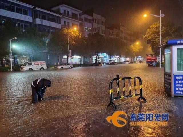 ▲26日晚七点左右，东坑突降大雨，镇内多处出现水浸情况，市城市管理综合执法局东坑分局人员第一时间赶赴现场疏通，目前水浸情况得到缓解。