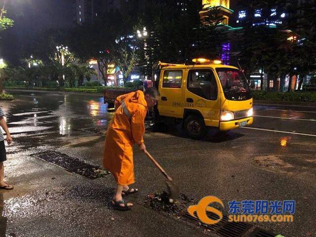 东莞突降暴雨，是他们逆行坚守！