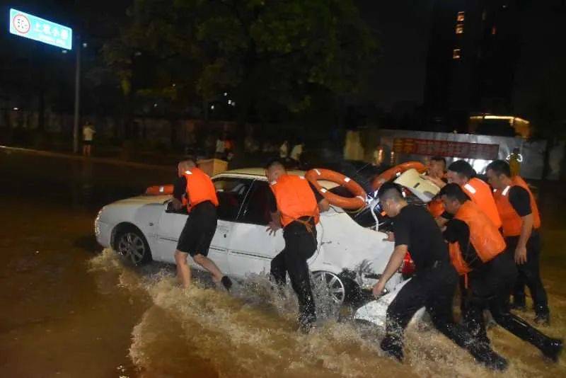 东莞突降暴雨，是他们逆行坚守！