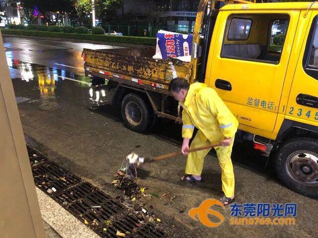 ▲大雨过后，东坑环卫所保洁车清理东坑大道雨后下水井盖垃圾