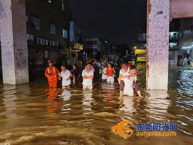 ▲企石消防出动多名消防员及多辆消防车，及时救援受困车辆及群众，同时深入商铺，提醒其注意用电安全。