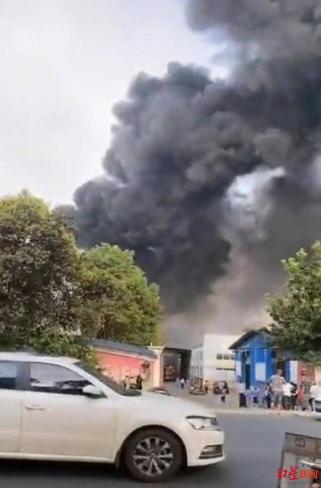 四川峨眉山市一陶瓷厂发生火灾浓烟冲天 无人员伤亡