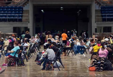 在飓风“劳拉”登陆美国之际，人们等待疏散。（图：Getty）