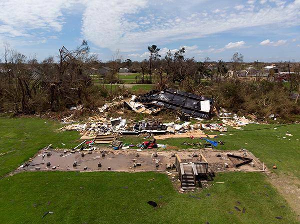 当地时间2020年8月27日，美国路易斯安那州，飓风“劳拉”过境，房屋建筑受损。人民视觉图