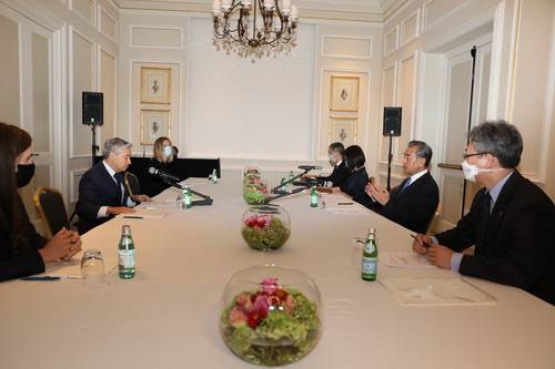 8月25日，王毅和商鹏飞在罗马举行会谈。图自外交部网站