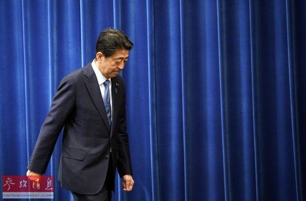 资料图片：安倍8月28日在首相官邸记者会上宣布打算因病辞职并回答记者提问后离开（欧洲新闻图片社）