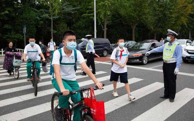 今起北京中小学陆续开学 交警增派警力保障交通安全