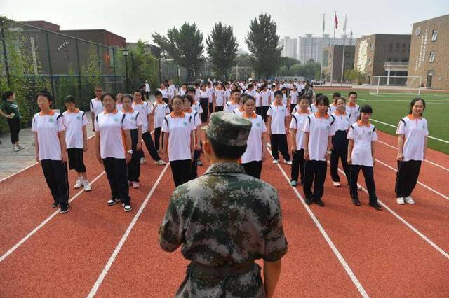 北京中小学秋季开学首日 教院丰台附属学校启动新生素质训练