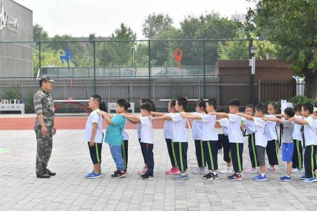 北京中小学秋季开学首日 教院丰台附属学校启动新生素质训练