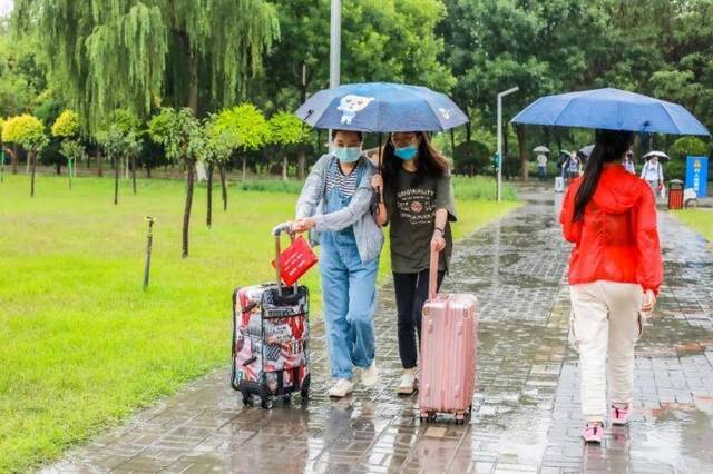 返校首日！风里雨里，宁大等你