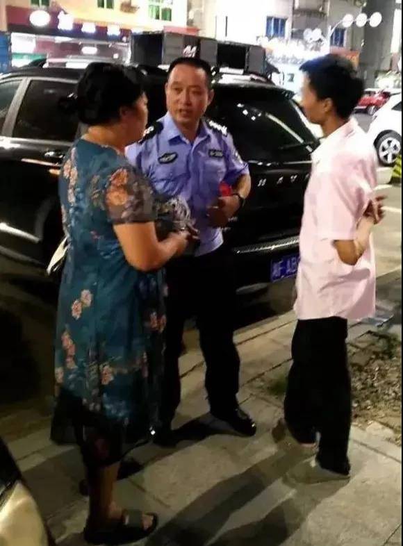 打工夫妻误扔3.8万元存款 民警环卫在30吨垃圾中找回