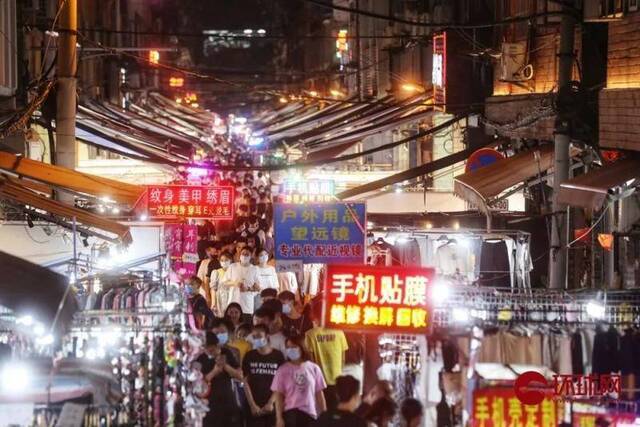 保成路夜市是武汉最大的夜市，烟火气已全面恢复，吸引着大批年轻人前来淘宝。摄影/环球时报-环球网记者崔萌