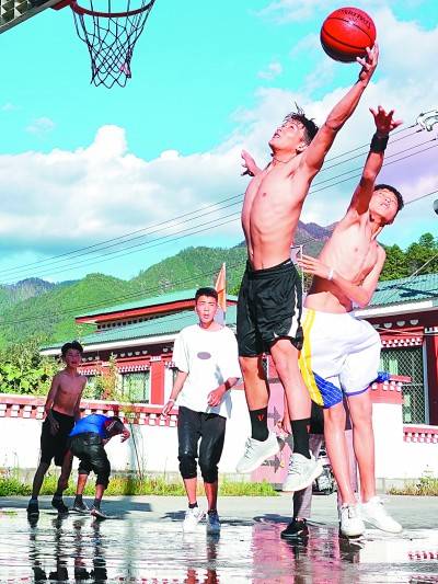 林芝市米林县，打篮球的藏族青少年。光明日报记者郭红松摄