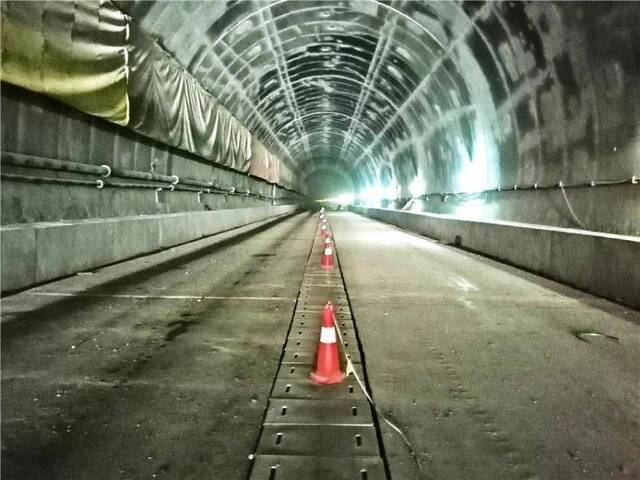 玉磨铁路会岗山隧道全隧贯通，标志着标段所有隧道全部贯通。文朝维摄