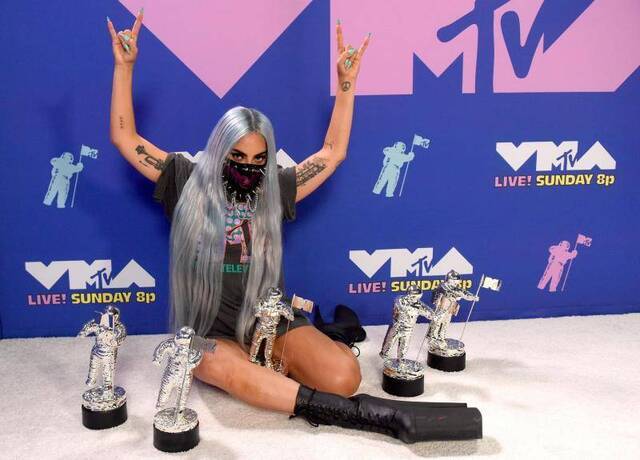 Gaga与A妹戴口罩表演，成VMA“先锋奖”首位获奖者