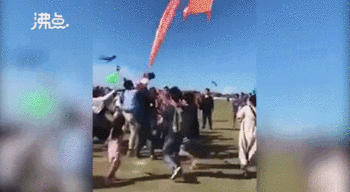 惊险一幕！女童被风筝缠卷飞到半空