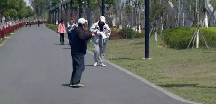 惊险一幕！女童被风筝缠卷飞到半空