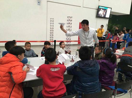 中国科技馆作为老牌科普阵地，举办的科学实验、动手制作等科普活动深受孩子们欢迎。