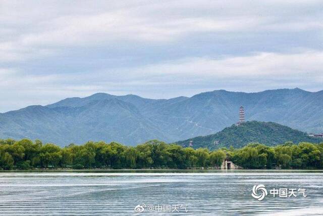 雨后北京颐和园 云层波澜远山如黛景似江南