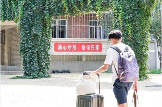 “高校挂横幅迎学生回校”，是温暖的感觉没错了