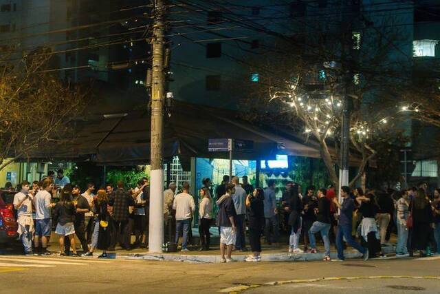 △疫情间圣保罗市酒吧聚集街区年轻人的夜生活图片来源：巴西媒体G1