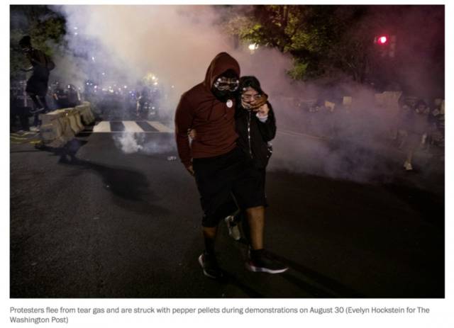 当地时间8月30日晚，2名抗议者正在远离催泪弹的攻击范围。/《华盛顿邮报》网站截图