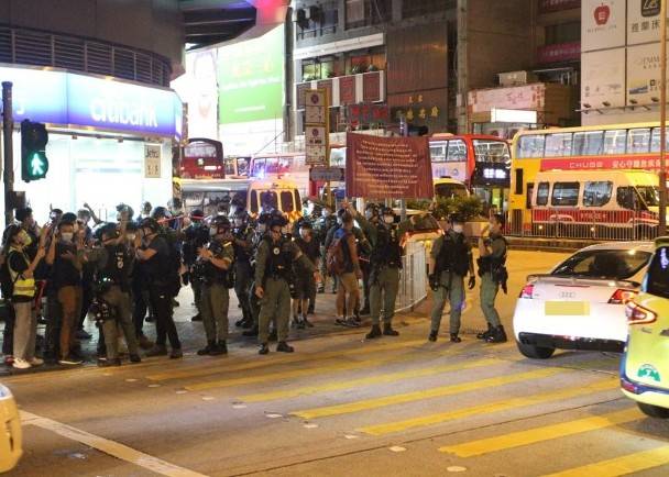 香港今晚又有人非法集结，港警举蓝旗、紫旗警告