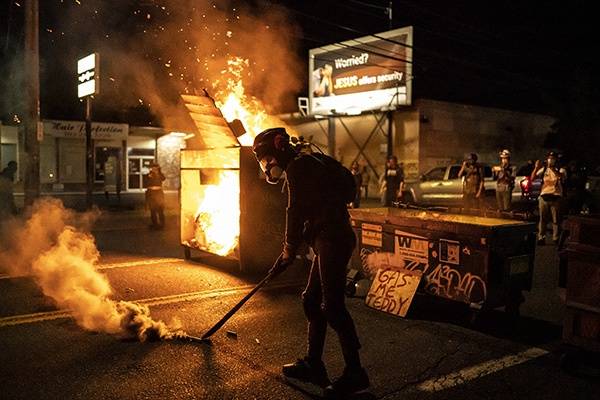 当地时间2020年8月29日，美国俄勒冈州波特兰，当地反对警察暴力和种族歧视的抗议持续。人民视觉图