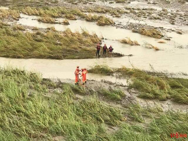 暴雨来临前男子垂钓被困河中间 多亏消防紧急救援