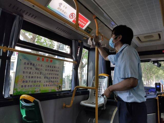 开学第一天，6路“学生专车”见闻：“升了预备班，我能自己乘车上学了！”