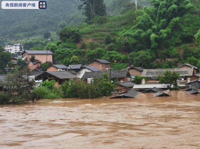 云南省景东县暴雨致13个乡镇受灾 多部门联合紧急驰援灾区