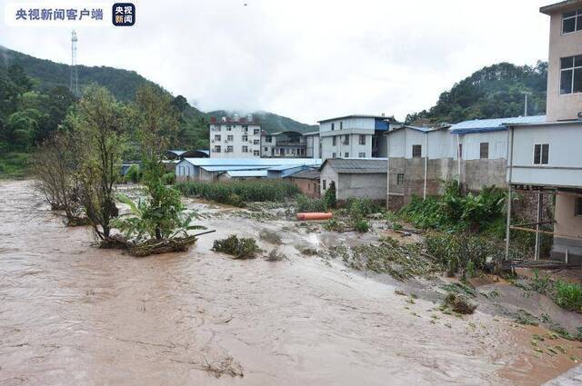 云南省景东县暴雨致13个乡镇受灾 多部门联合紧急驰援灾区