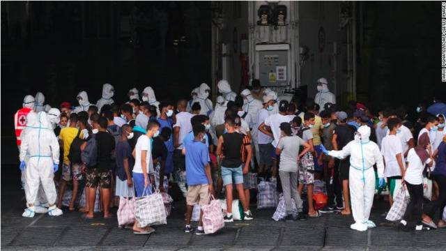 △8月，难民登上意大利兰佩杜萨岛的检疫船来源：Getty Images