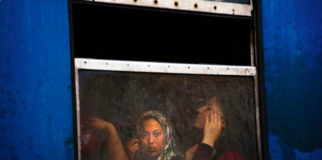 △2015年，前往塞尔维亚边境的火车上，一名难民看向窗外来源：法新社