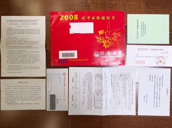 △这是2008年同济大学录取通知书的部分内容展示，除了通知书外，信封内还包含一本《高等学校学生资助政策简介》、一份电子学籍注册指南、一份保险和代购床上用品征询函。此外，这份通知书里还有一张印有学校logo的银行卡以及相关开卡信息、一份当月校报以及一张手绘地图，因为使用过于频繁没能妥善保存下来。