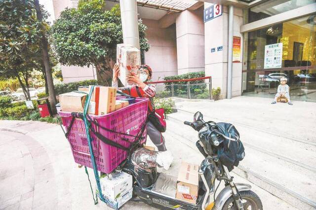 快递员腰系脑瘫女儿送快递 给女儿治病五年未添新衣