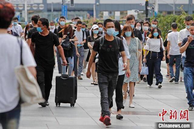 资料图：旅客乘坐列车抵达铁路上海站。殷立勤摄