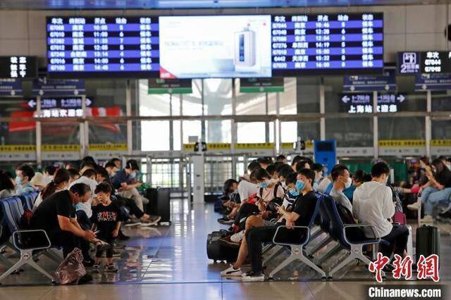 资料图：旅客在铁路上海站等待验票上车。殷立勤摄