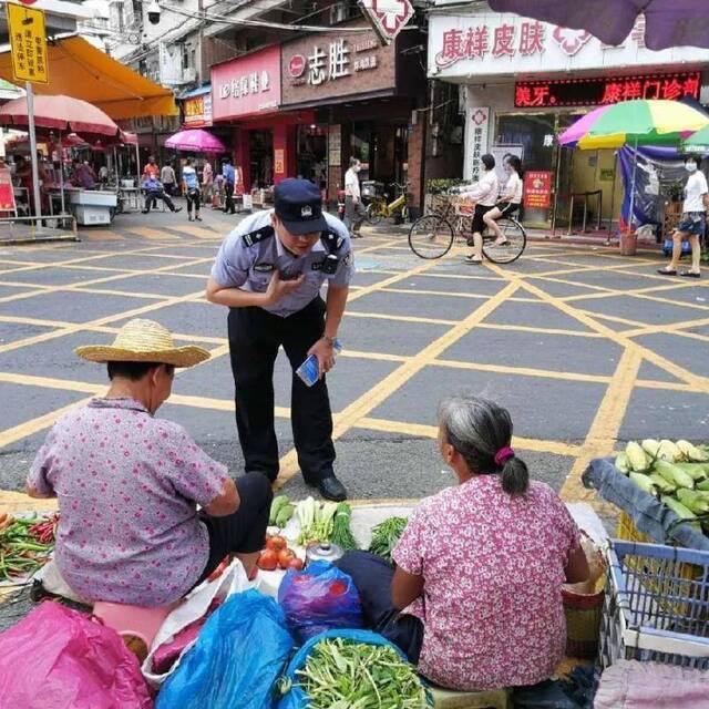 你中招没？东莞一市场内，多家商户收款二维码被人替换...