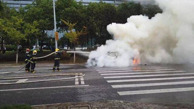 安徽一轿车起步时突然起火 事故原因正在调查